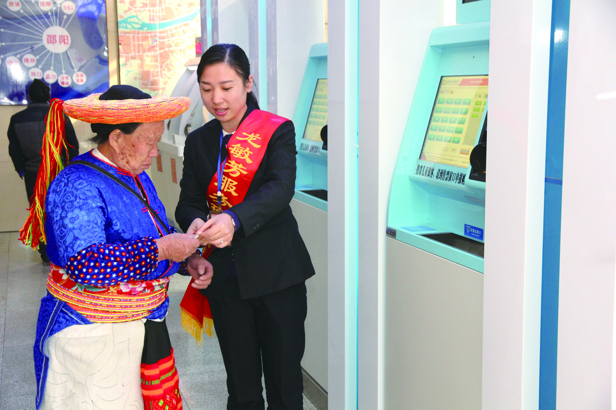實(shí)名自助售票也深受瑤族老人青睞。 李高雄攝于市汽車北站