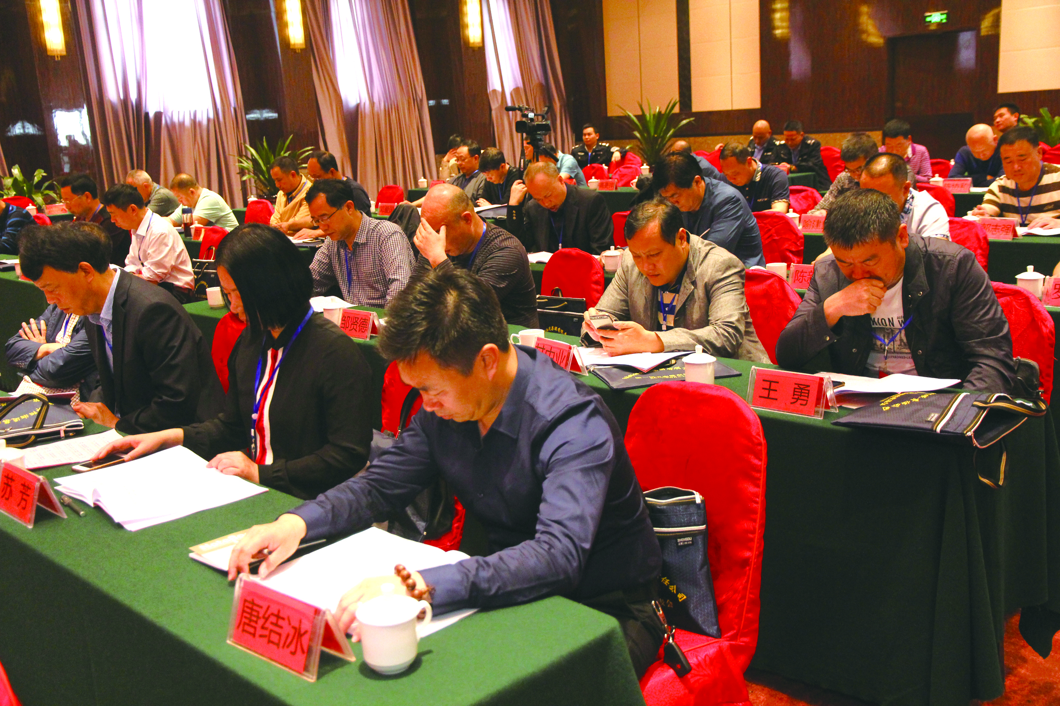 圖為第一屆五次股東代表在認真聽取工作報告。