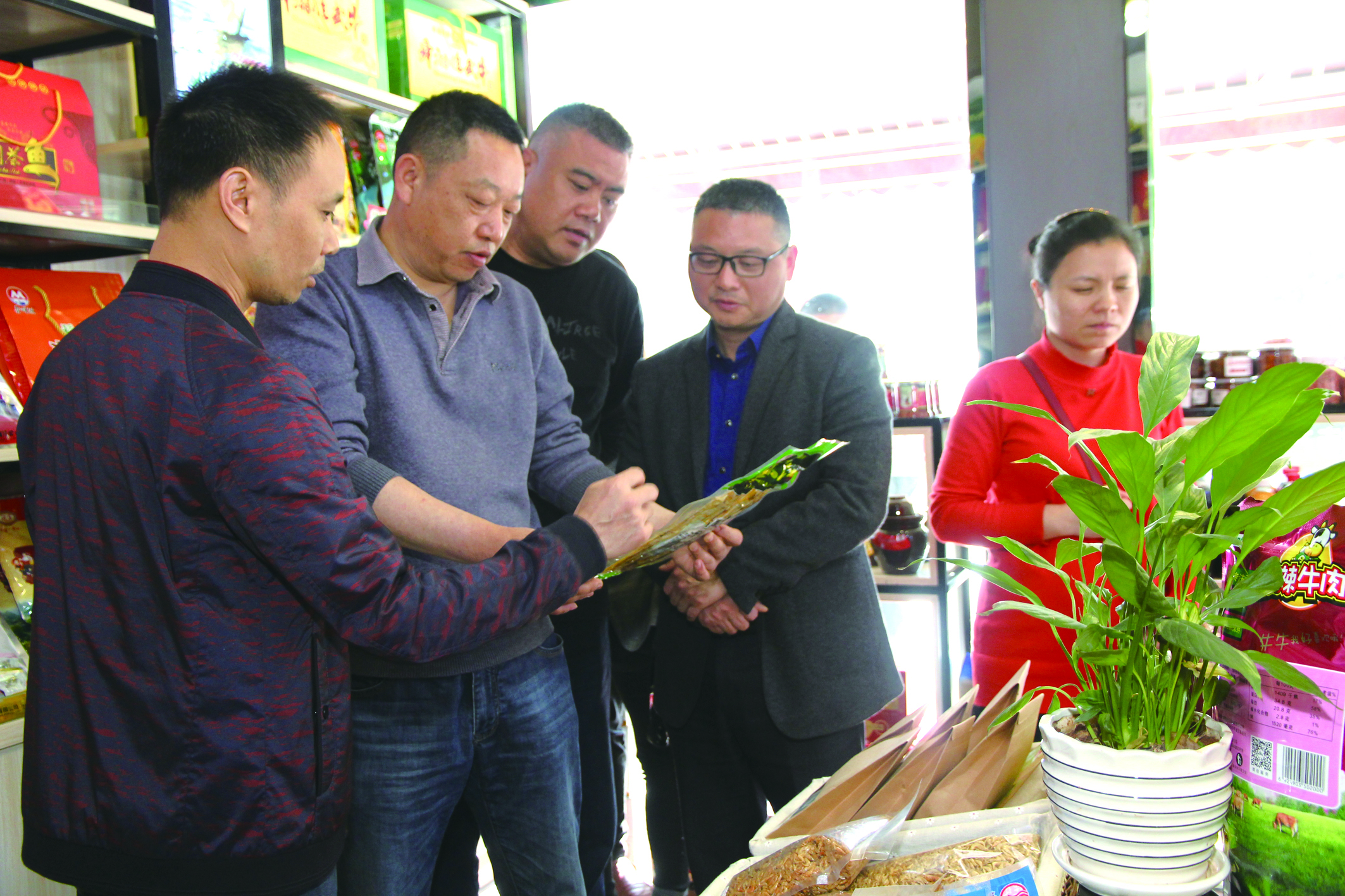 集團(tuán)公司董事、副總經(jīng)理何偉紅帶領(lǐng)骨干學(xué)員在郴汽集團(tuán)考察“郴味特產(chǎn)”