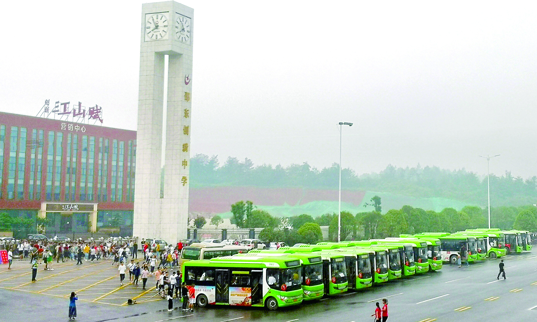 愛心送考 多方給力 邵東公汽 （尹向連報(bào)道） 為認(rèn)真貫徹落實(shí)邵東縣高考交通運(yùn)輸保障工作會(huì)議精神，確保2019年高考接送工作安全、平穩(wěn)、萬無一失，邵東公汽公司領(lǐng)導(dǎo)未雨綢繆，提前要求車隊(duì)做好應(yīng)急預(yù)案。高考前夕，該公司對(duì)全部運(yùn)營(yíng)車輛進(jìn)行安全檢查；對(duì)駕駛員進(jìn)行培訓(xùn)教育，加強(qiáng)了路檢路查，加大了對(duì)“三品”的檢查力度；要求所有的駕駛員“無聲”駕駛，特別是在靠近考點(diǎn)位置，嚴(yán)禁公交車?guó)Q笛，并調(diào)低了報(bào)站聲音，在調(diào)度中心后臺(tái)，循環(huán)發(fā)送降噪提醒，為考生營(yíng)造一個(gè)安靜的考試環(huán)境。 同時(shí)，該公司就運(yùn)力安排、車輛安全、優(yōu)質(zhì)服務(wù)、照顧考生等方面做了全面部署，并協(xié)調(diào)交警就送考車輛行駛線路做了具體規(guī)劃。另規(guī)定高考期間，憑準(zhǔn)考證的考生與陪考家長(zhǎng)可以一起免費(fèi)乘坐公交車。 據(jù)悉，本次共派出近100輛新能源純電動(dòng)公交車為5000多名莘莘學(xué)子提供接送服務(wù)，贏得了服務(wù)學(xué)校領(lǐng)導(dǎo)及家長(zhǎng)的點(diǎn)贊。