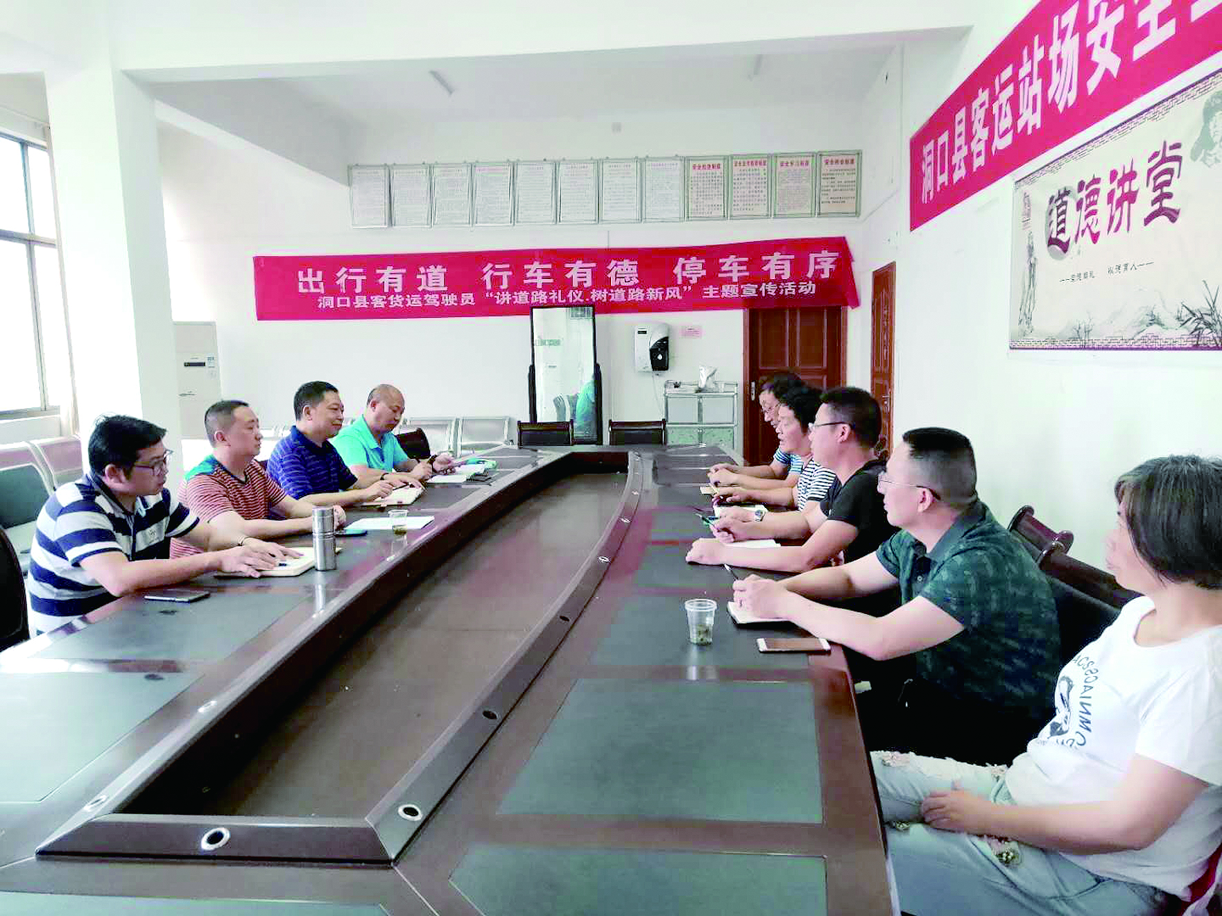 6月12日至13日，集團公司董事、副總經(jīng)理唐新宇率辦公室、房產(chǎn)基建、企管部門負責人深入分公司就門面合同等事項進行核查和清理，并對門面經(jīng)營狀況調(diào)研。據(jù)悉，兩天時間核對門面合同144份。 ? 為切實加強企業(yè)內(nèi)部管理，集團公司決定對全司門面管理開展清理，成立集團公司門面清理領導小組以抓好此項工作。圖為唐新宇（左二）在洞口客運分公司部署相關工作。 祖冠 攝影報道